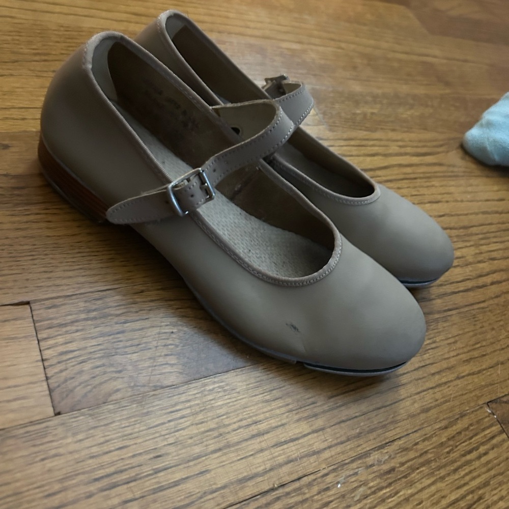 Kid’s tan tap shoes size 4.5